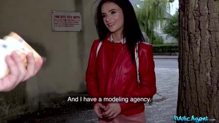 Ради баблишка брюнетка готова сняться в порнухе